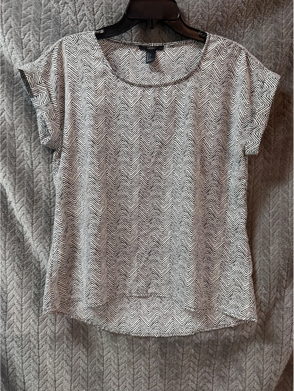 Forever 21 Black and White Chevron Pattern Short Sleeve Top Size S